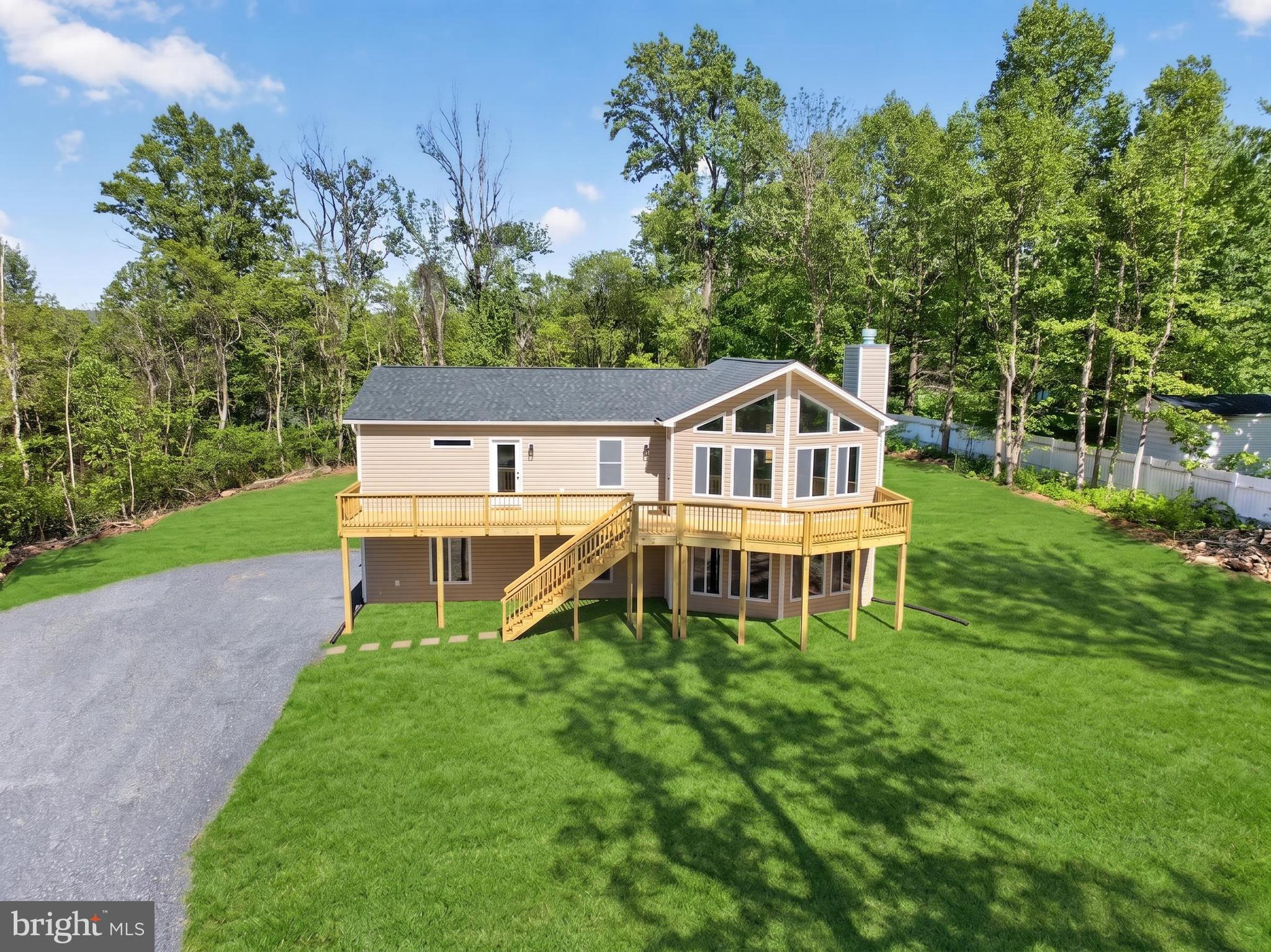 LAKE FRONT ROYAL - Residential