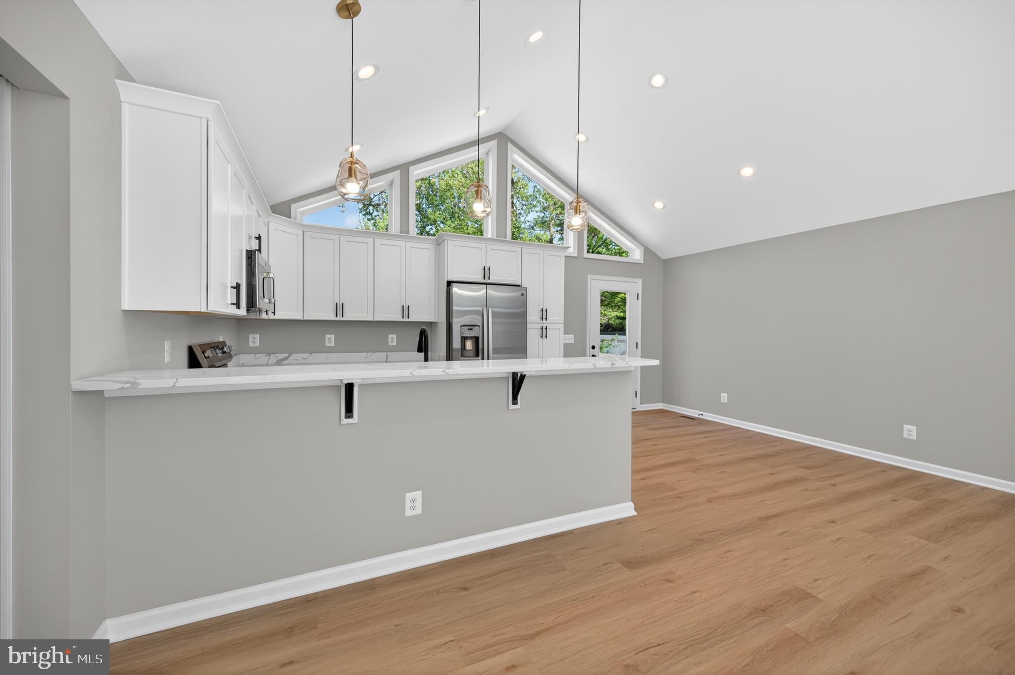 LAKE FRONT ROYAL - Residential