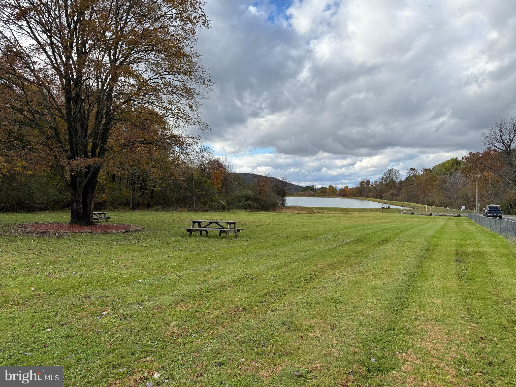 LAKE FRONT ROYAL - Residential