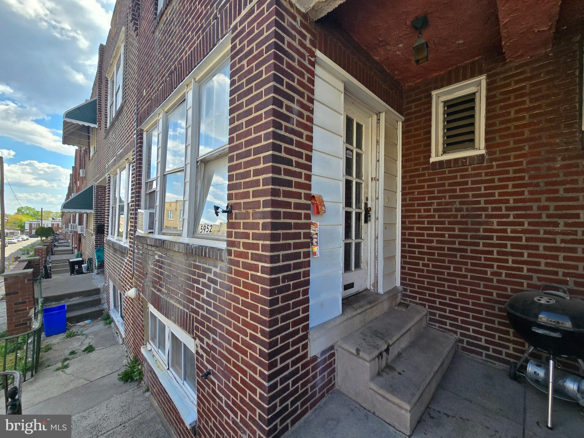 5952 N LEITHGOW STREET