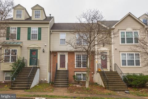 Townhouse For Rent - 22037 Manning Square<br/> STERLING, VA 20166