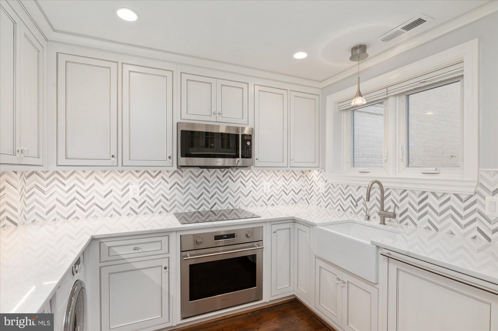 1238 ETON COURT NW T17