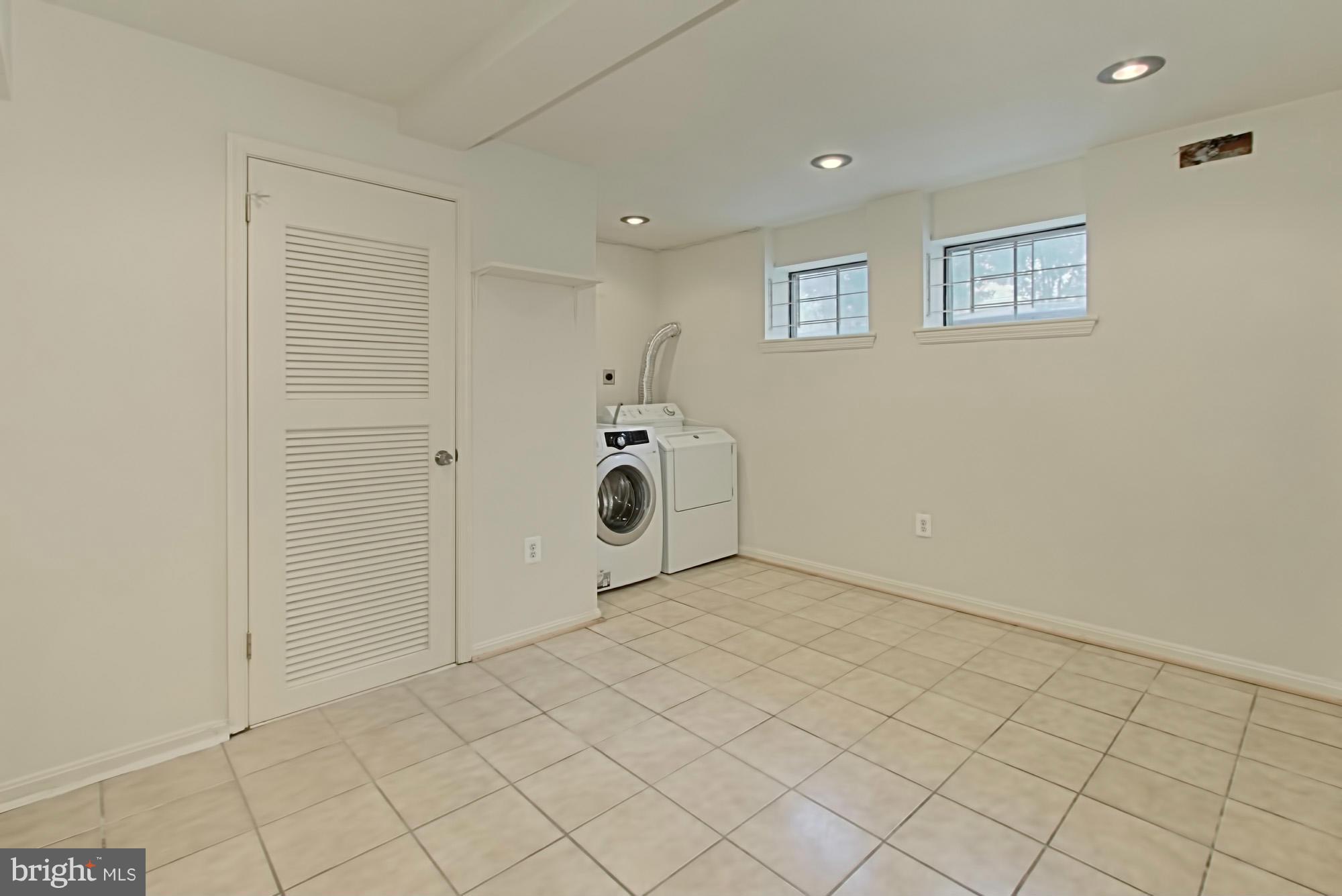 SARATOGA TOWNHOUSES - Residential