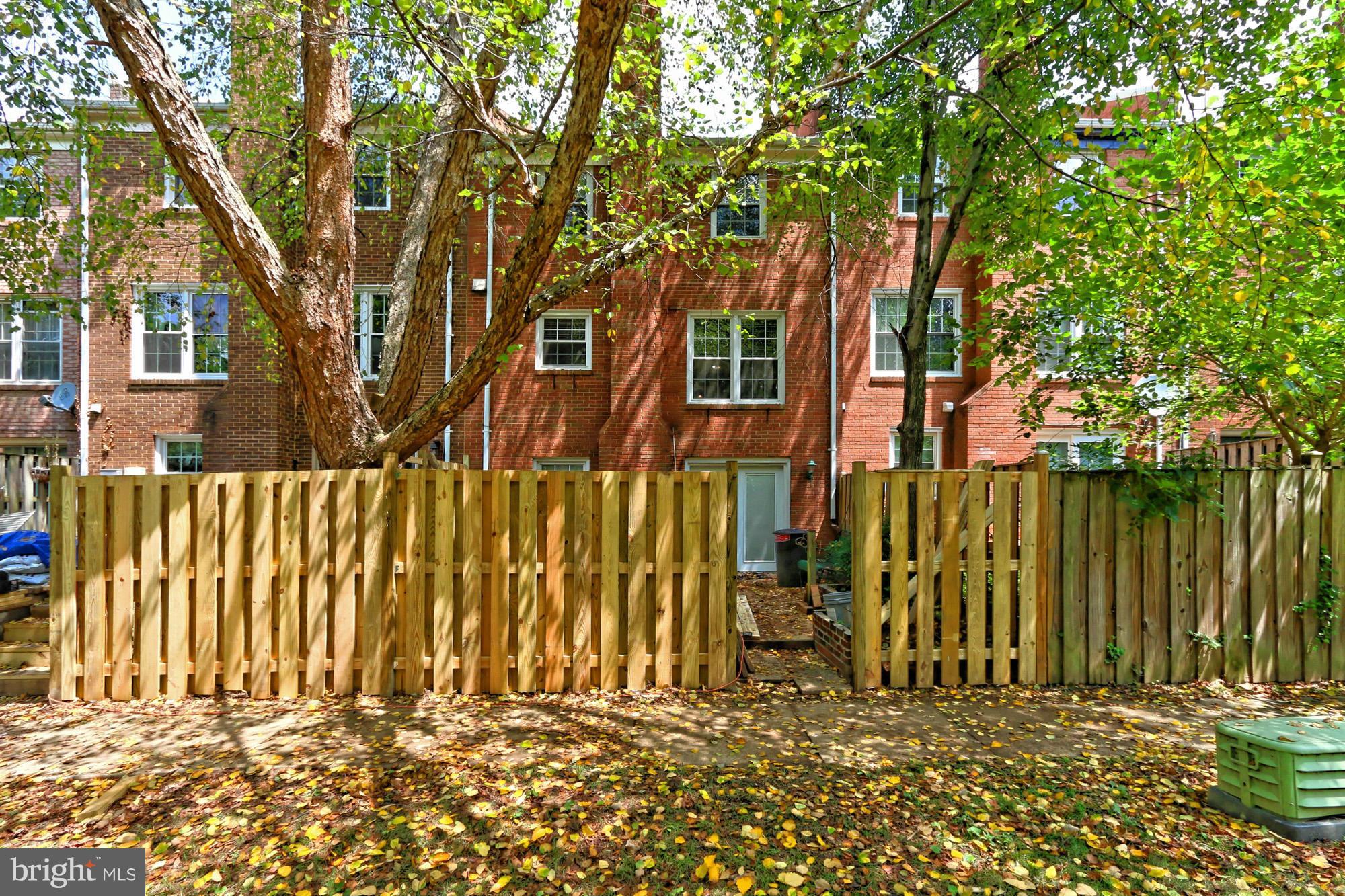SARATOGA TOWNHOUSES - Residential
