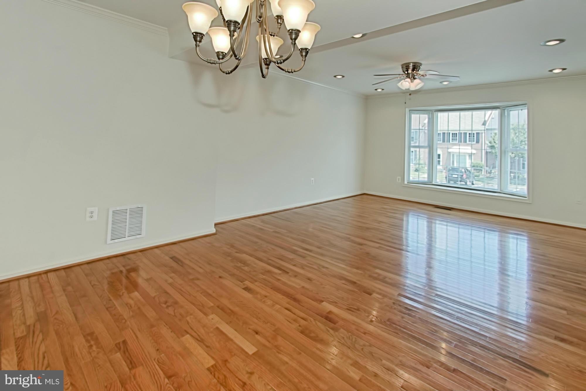 SARATOGA TOWNHOUSES - Residential