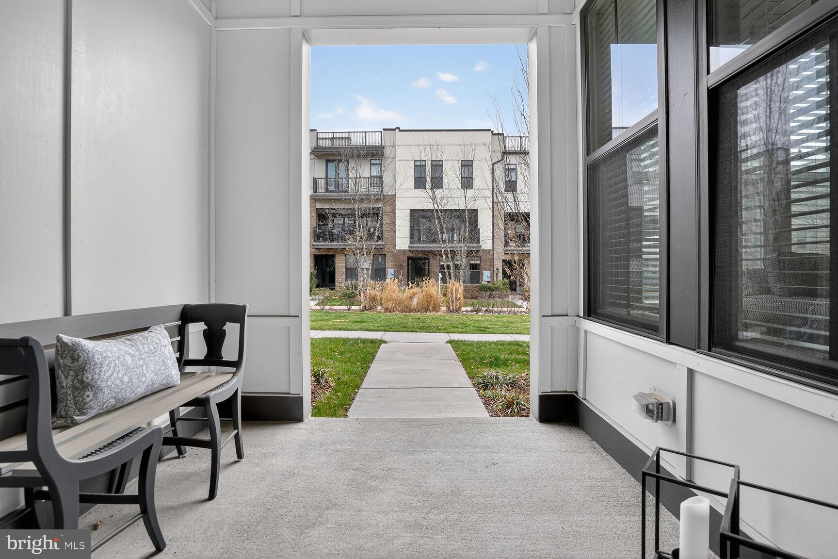 23048 LAVALLETTE SQUARE