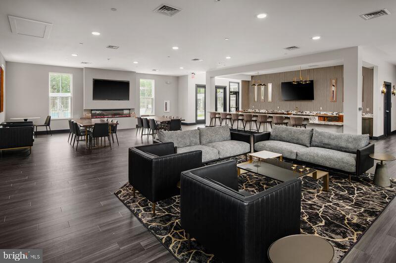 SOUTH LAKE - Residential