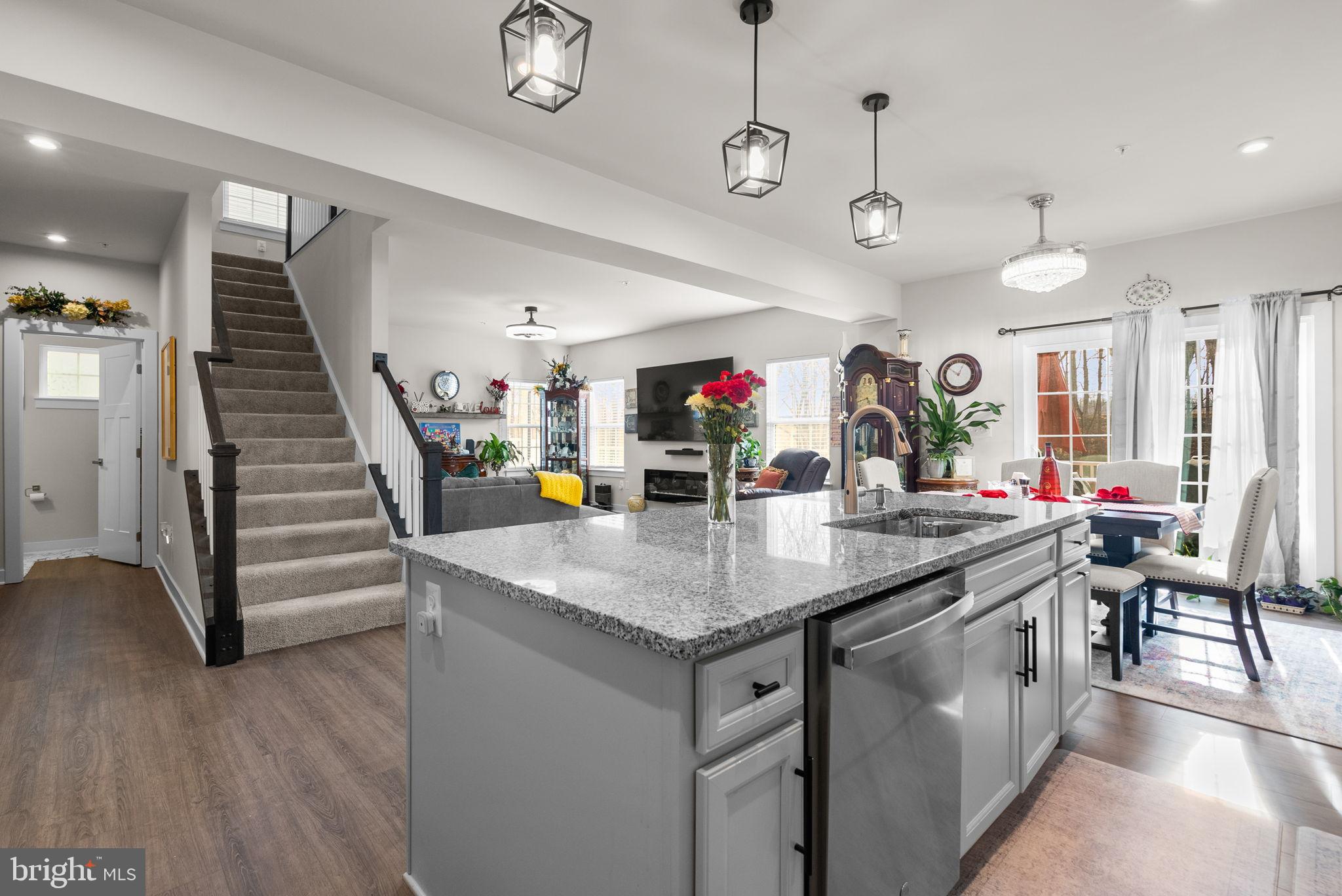 SOUTH LAKE - Residential