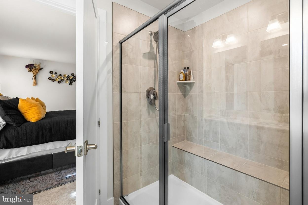 SOUTH LAKE - Residential