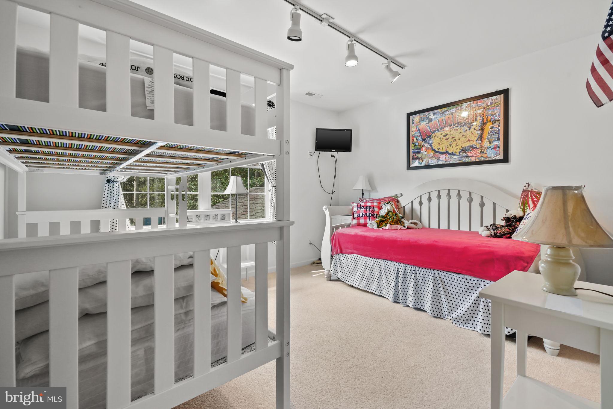 CAPTAIN'S COVE - Residential