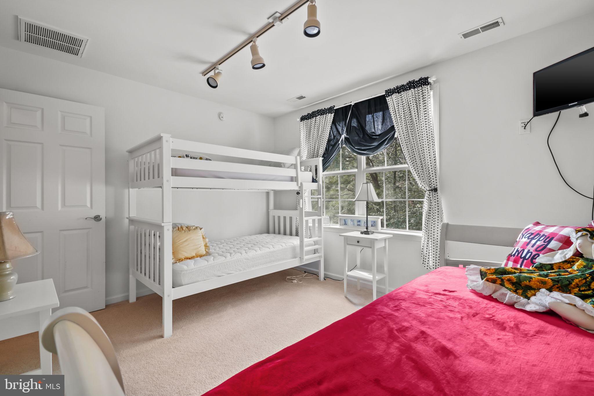 CAPTAIN'S COVE - Residential