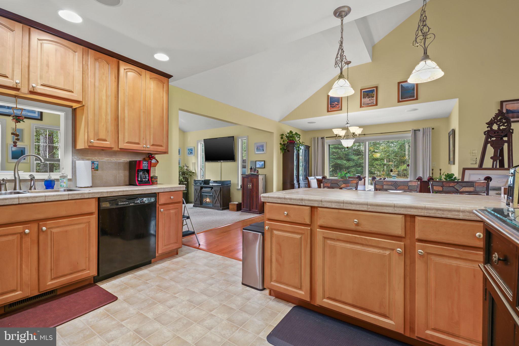 CAPTAIN'S COVE - Residential