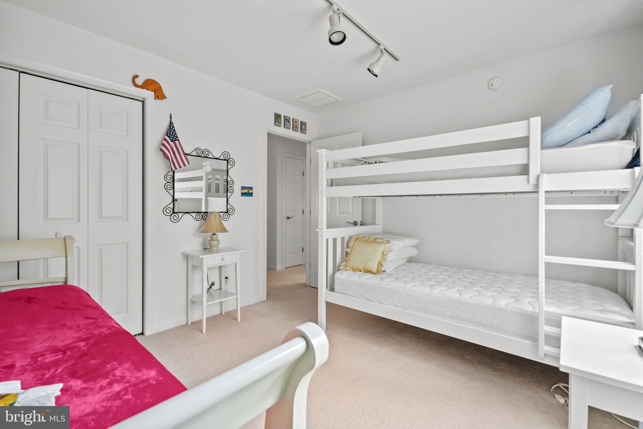 CAPTAIN'S COVE - Residential