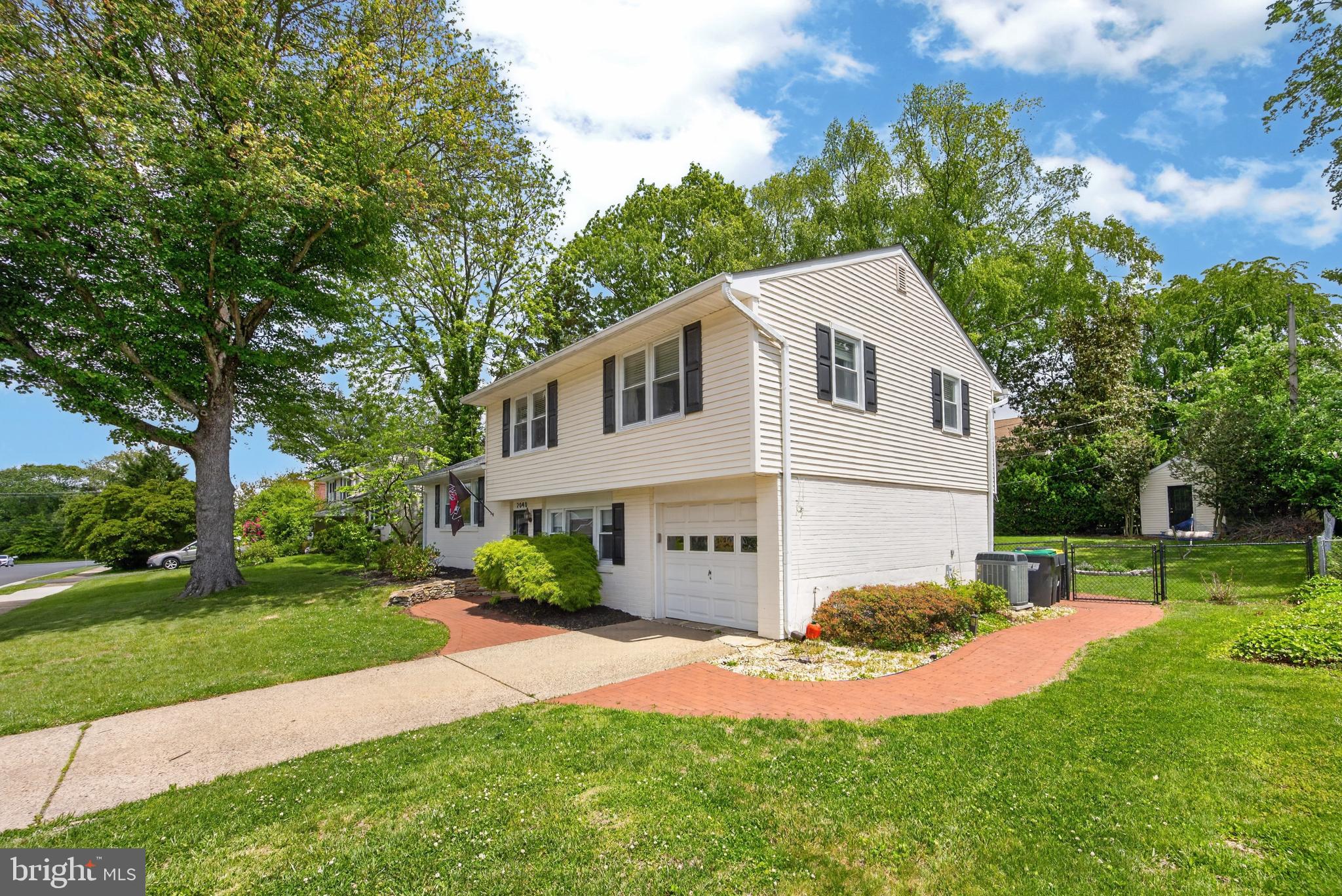 2040 FLORAL DRIVE