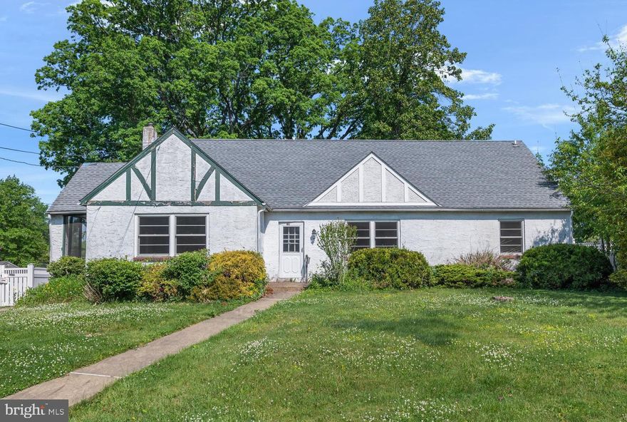 This Home currently boasts 3 bedrooms and 2 full bath. In its current condition the property is in need of a renovation but there's so much potential! So many possibilities to create an amazing space to make it your own, resell after renovations, or keep as an investment. Don't Miss this opportunity, Book your appointment today!