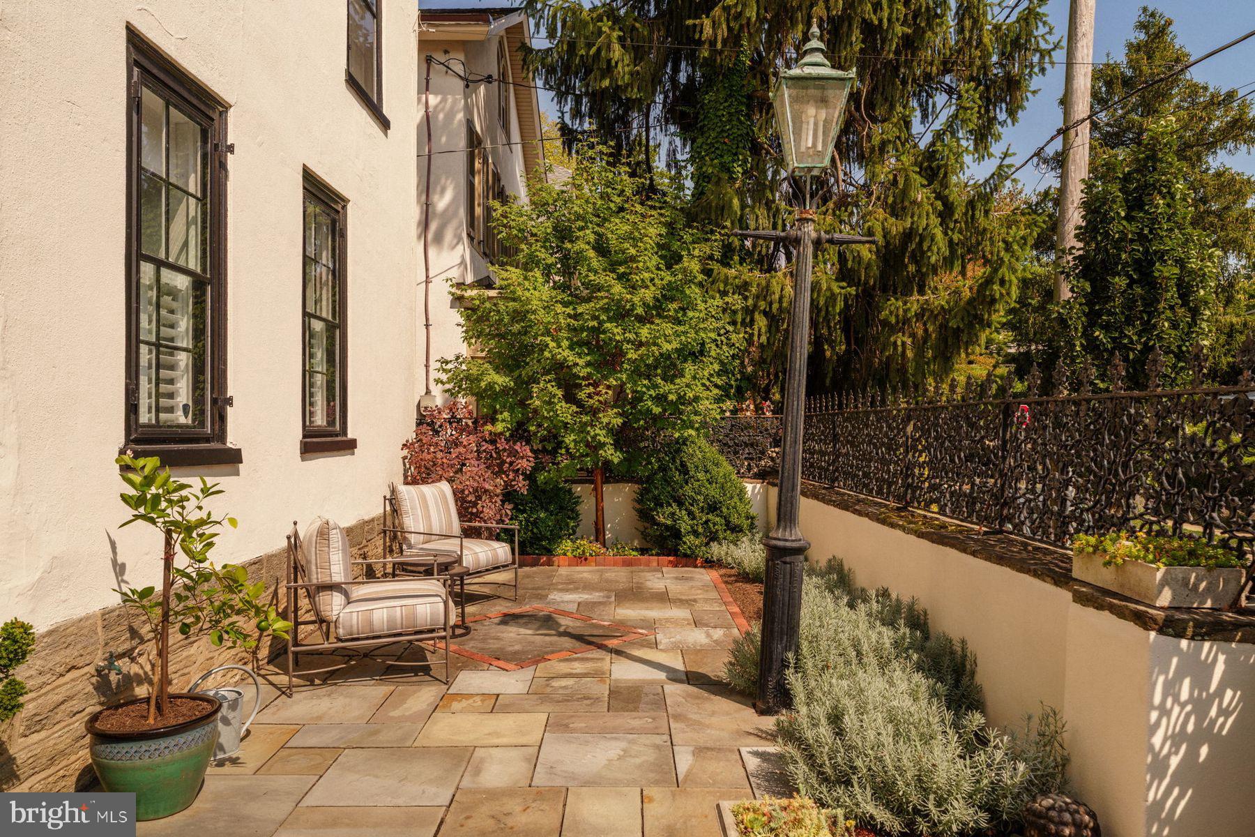 CHESTNUT HILL - Residential