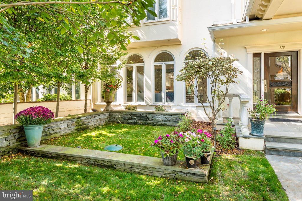 Photo of 918 Exeter Crst Crst, VILLANOVA, PA 19085 (MLS # PAMC2156398)