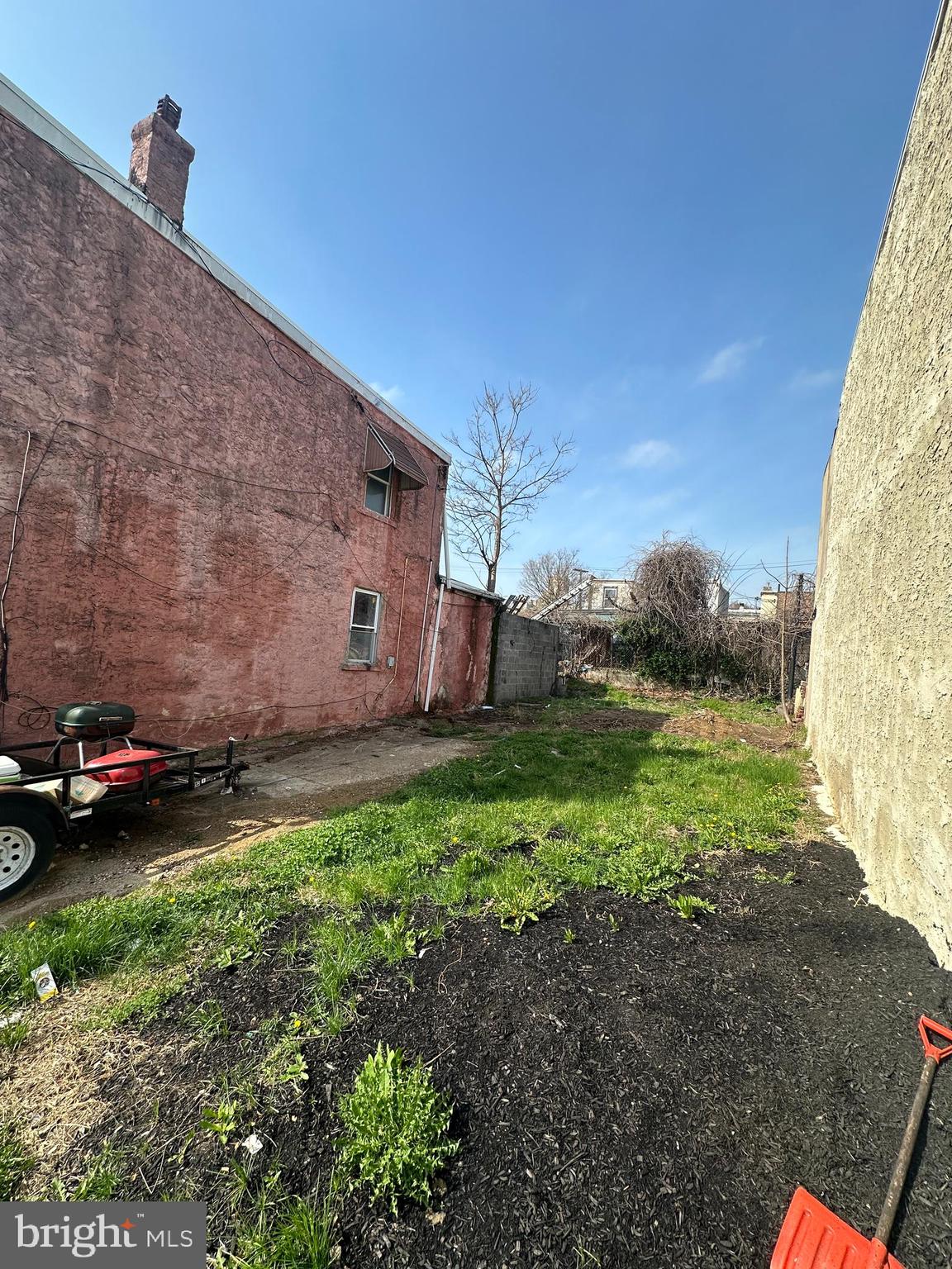 STRAWBERRY MANSION - Land