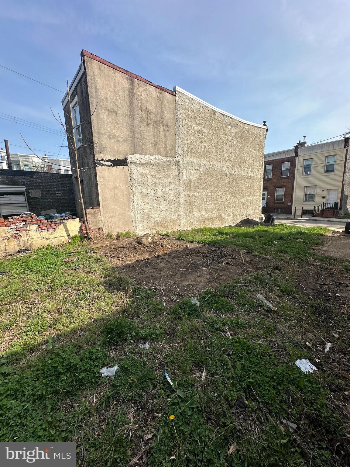 STRAWBERRY MANSION - Land