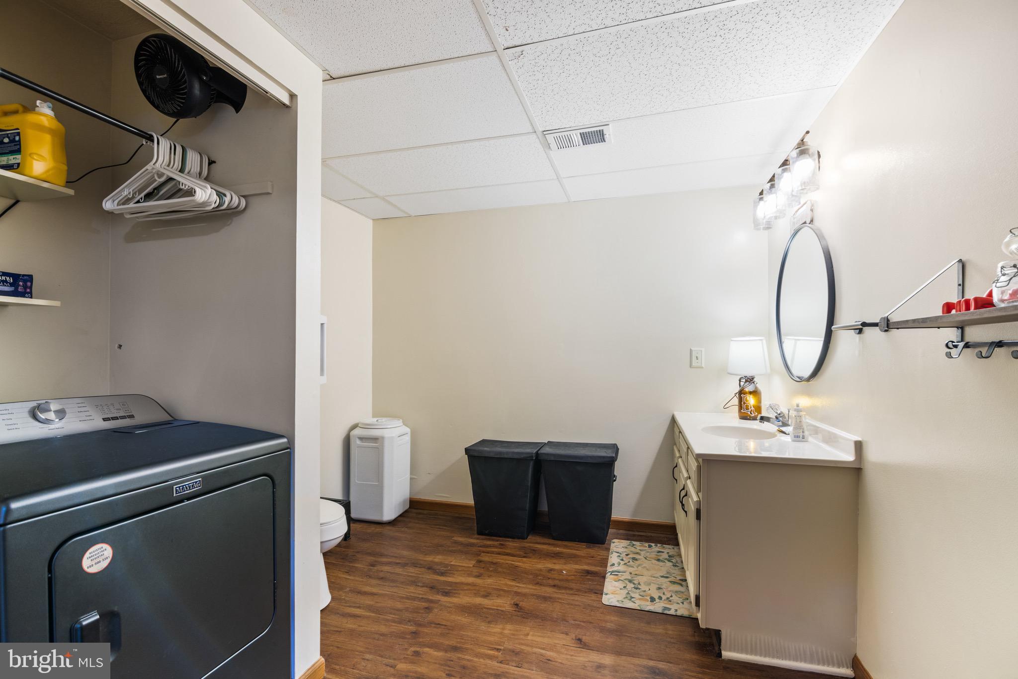 COUNTRY SIDE MANOR - Residential