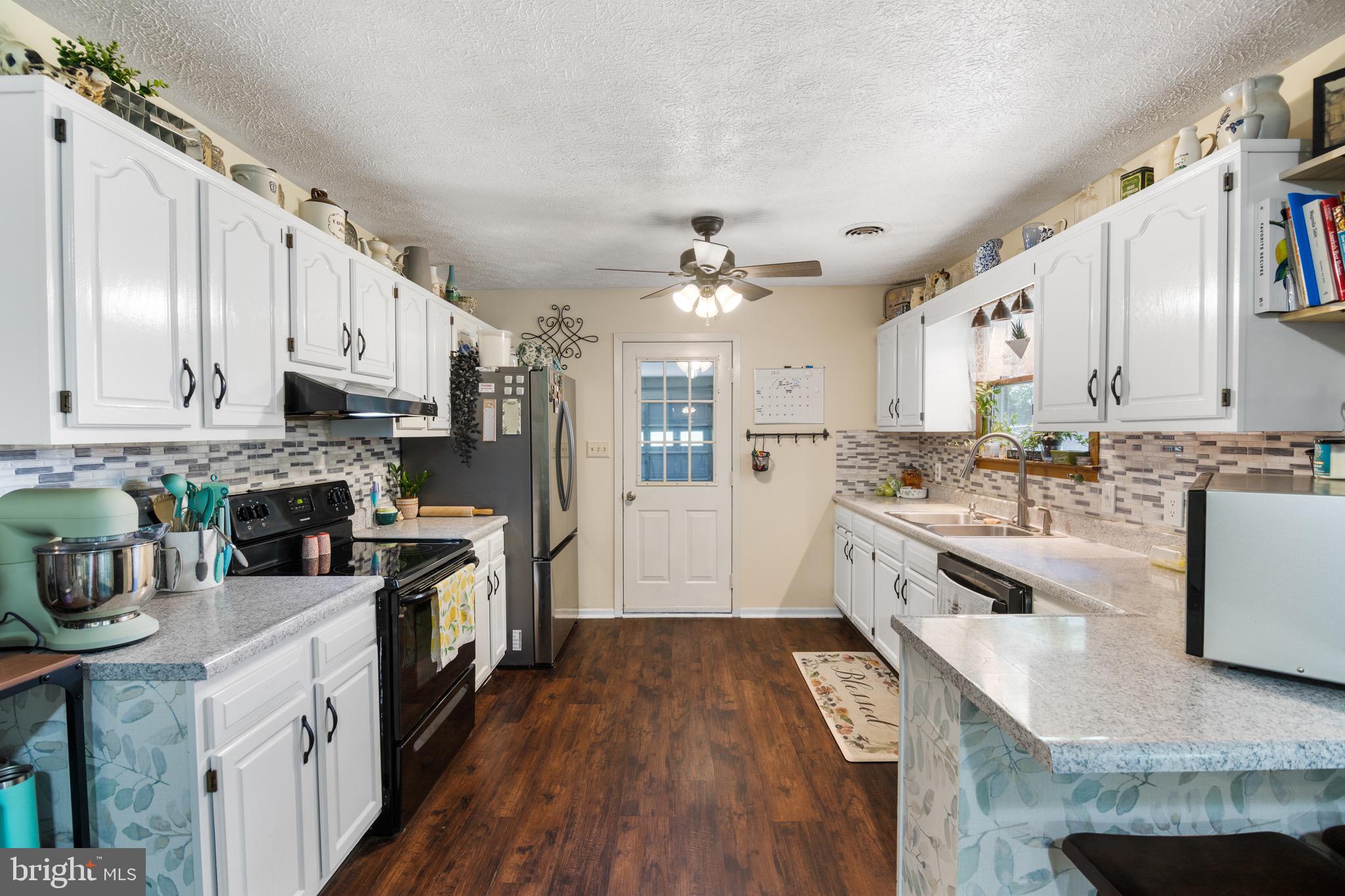 COUNTRY SIDE MANOR - Residential