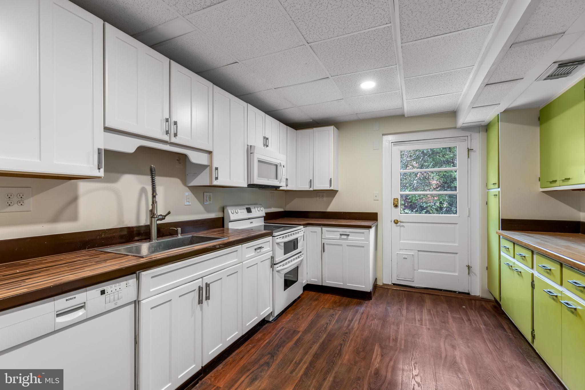 LAKE BARCROFT - Residential