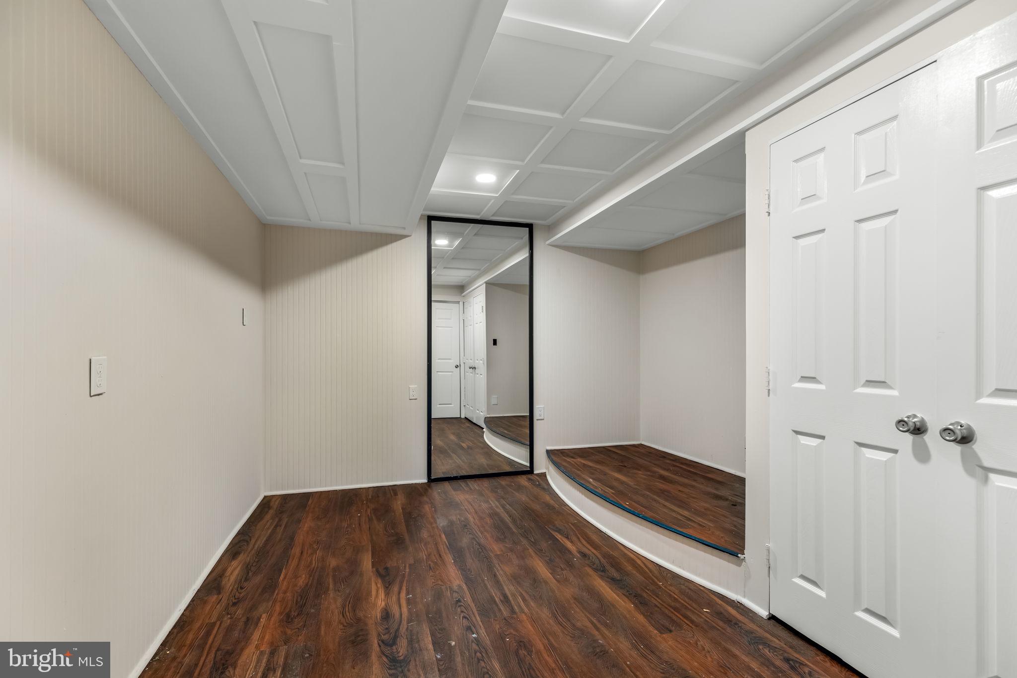 LAKE BARCROFT - Residential