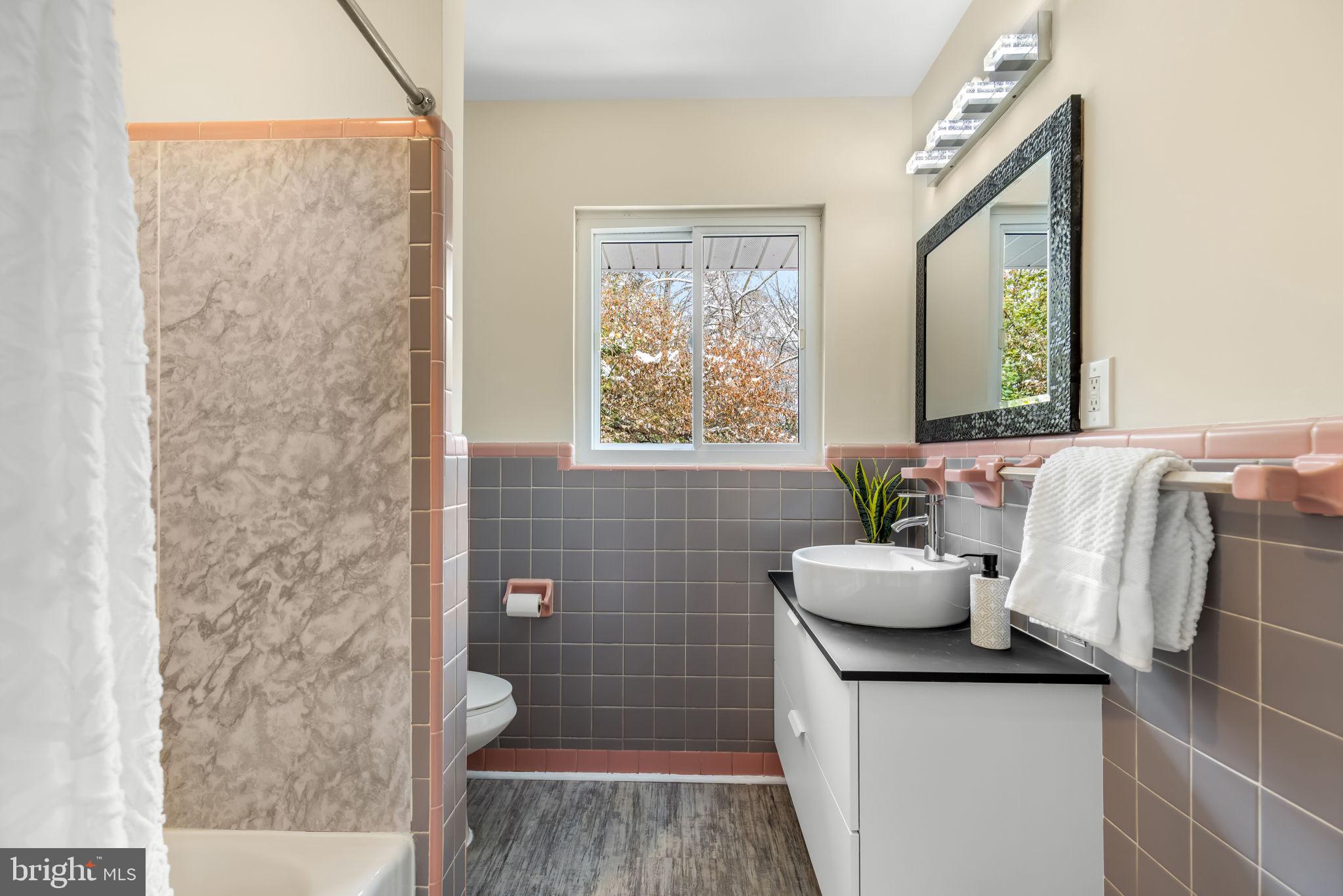 LAKE BARCROFT - Residential