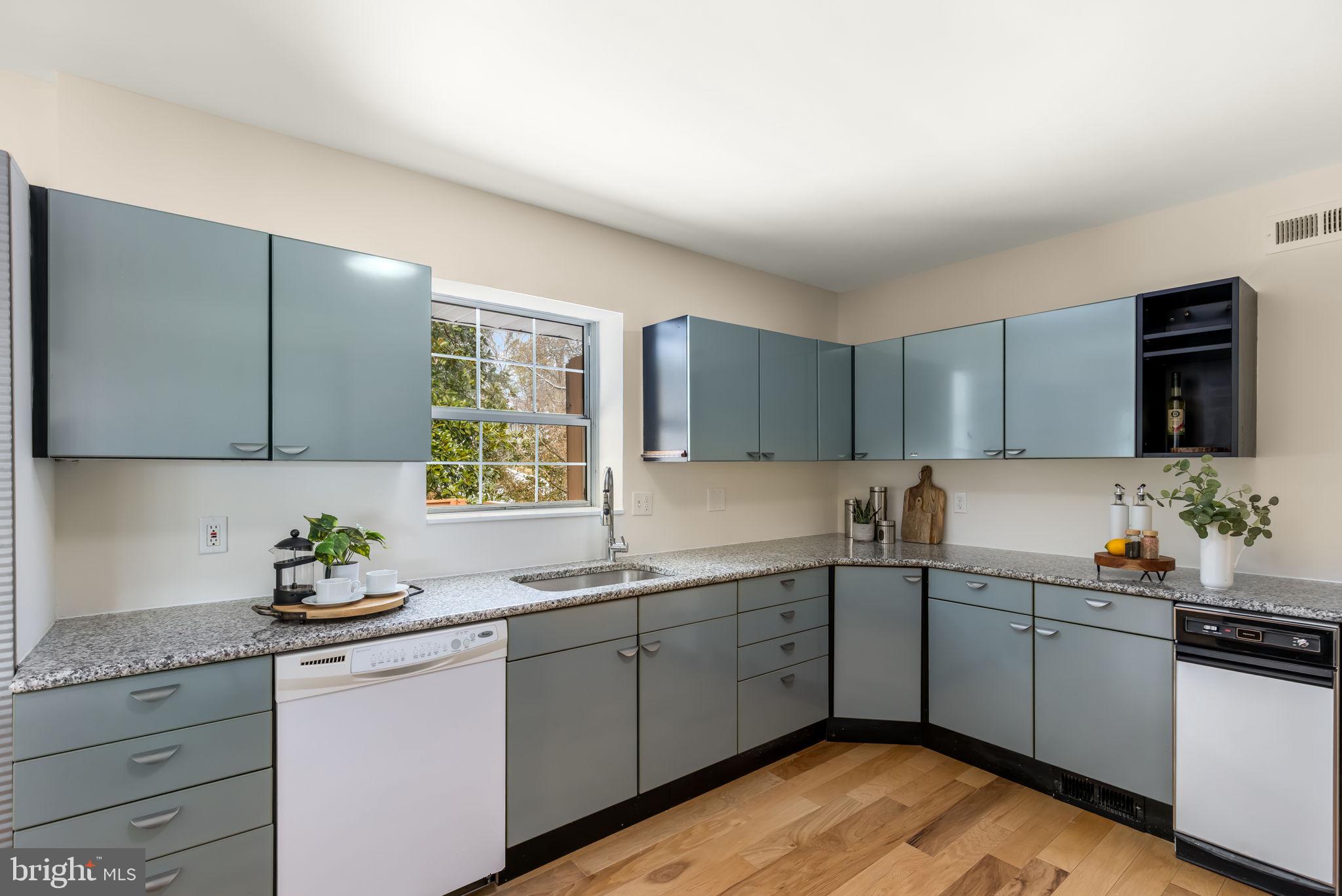 LAKE BARCROFT - Residential