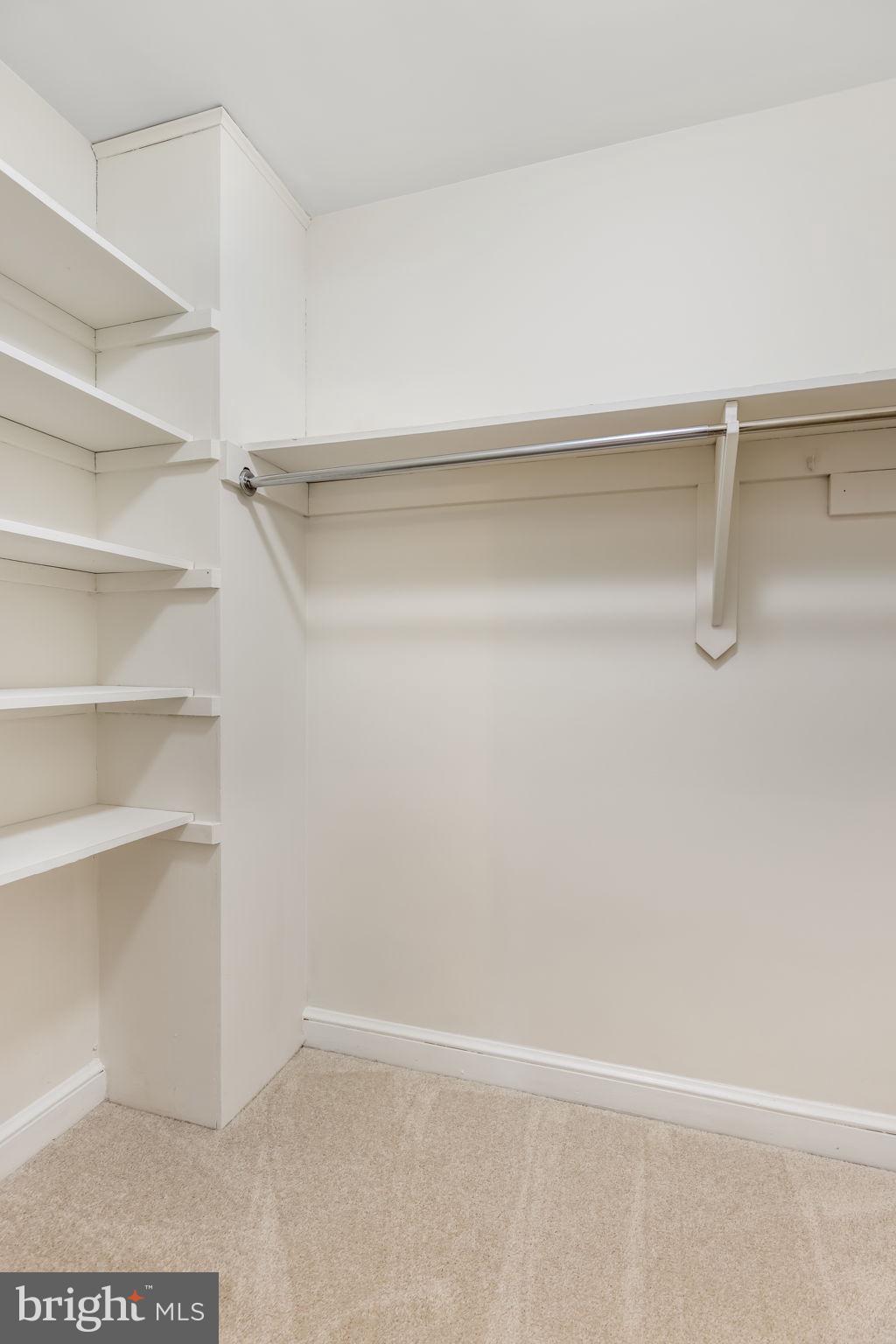 LAKE BARCROFT - Residential