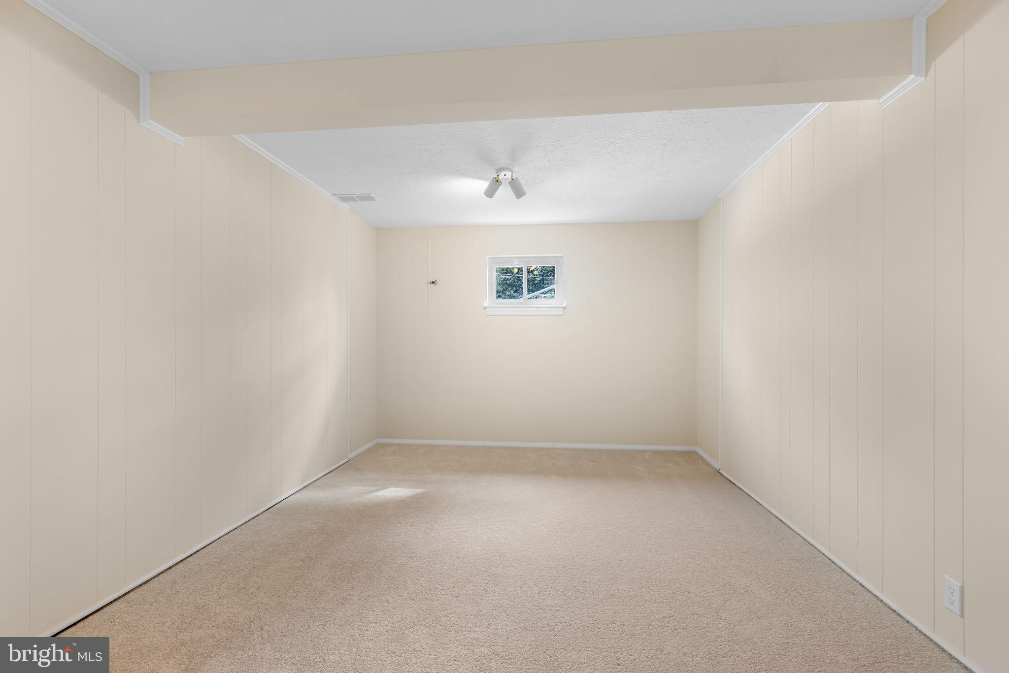 LAKE BARCROFT - Residential