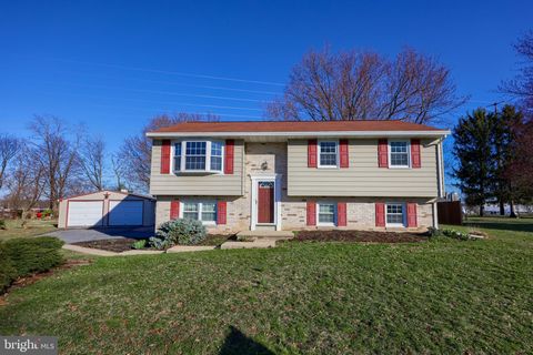 Photo of 709 Pleasant Drive, NEW HOLLAND, PA 17557 (MLS # PALA2066420)