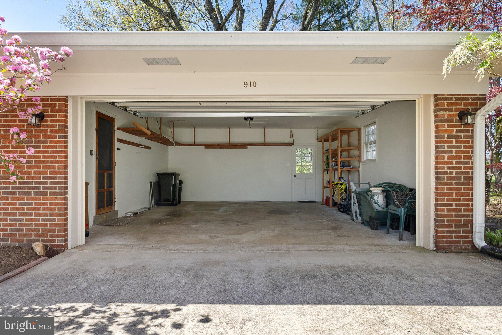 COUNTRY CLUB HILLS - Residential