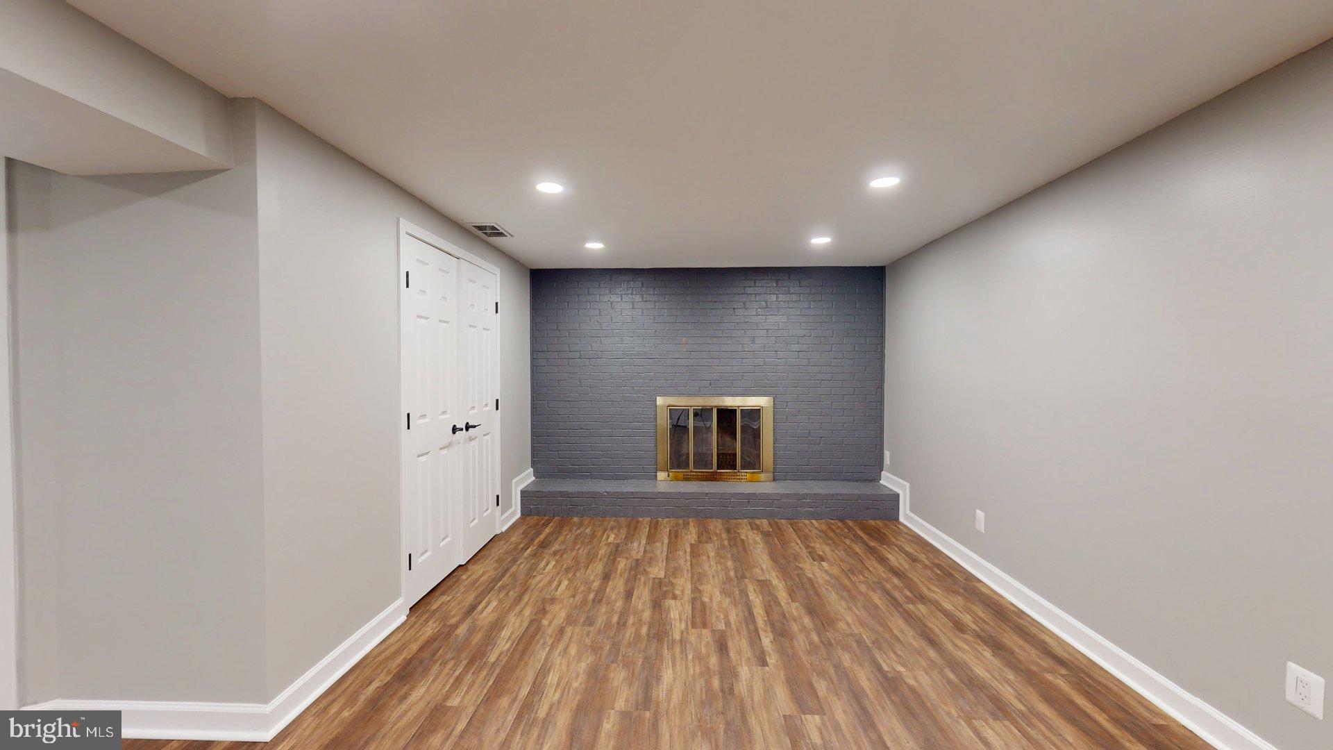 ROLLING VALLEY - Residential Lease