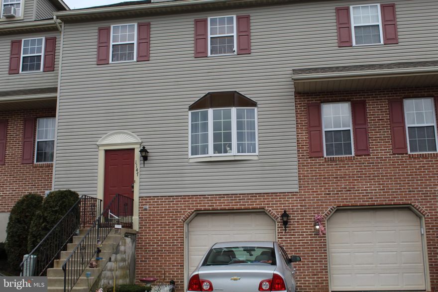 Welcome  to this   beautifully  property in the Heather  Knoll Community.  and  feel  the presence  of  the  peaceful  and  tranquility in this  sweet  home.  A  nice  eat  in kitchen,  with granite  countertop,  with 2 bedroom  in second  floor, bathroom  and  laundry  in first  floor.  principal  bedroom  with  private  bathroom.    Plus   bedroom  in 3er level.   the basement  offer  a  great  family  room  or another  guess room.   it is  completely  finished    with  entrance  for  the garage.    When  you see this house  you will fall in love with it.