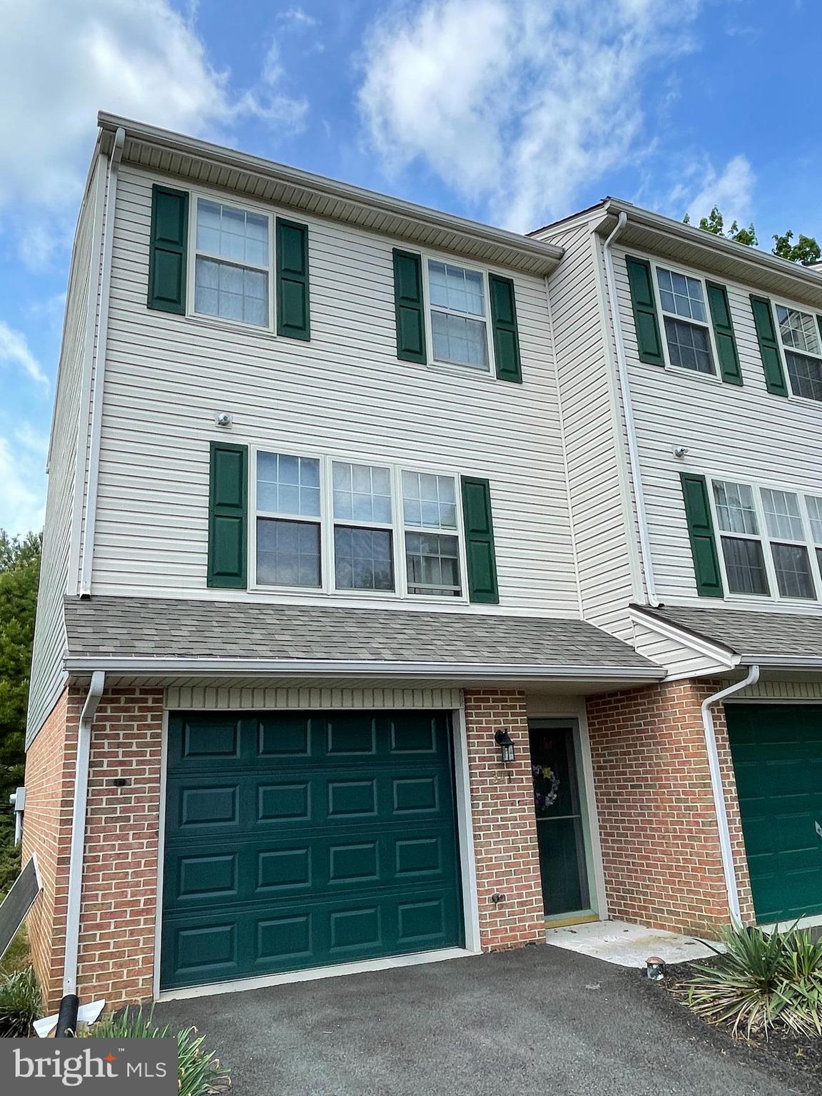 COUNTRY CLUB COMMONS - Residential