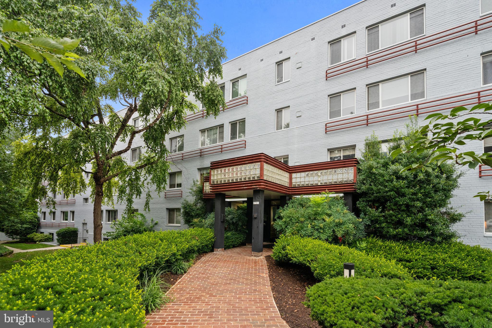 Welcome to this charming and efficiently designed studio condo in the desirable Stratton House community of Arlington, VA! Perfectly suited for urban dwellers or first-time buyers, this updated unit features a modern kitchen and stylish flooring, blending functionality with contemporary comfort.
Commuters will love the easy access to Route 50, I-66, and I-395, approximately 11 minutes drive to Downtown DC, 9 minutes to the Pentagon, 10 minutes to Amazon HQ2 (Crystal City), 7 minutes to Reagan National Airport providing a seamless connection to downtown DC and the surrounding metro area. Ruthie’s All-Day Café, bus stops (connecting to Ballston Metro & Ballston Quarter Mall), and the Thomas Jefferson Community Center (fitness room, track, basketball/tennis courts). Approximately 15-minutes to Columbia Pike’s vibrant corridor: Cinema & Draft House, Bob & Edith’s, William Jeffrey’s Tavern, Bangkok 54, Lost Dog Café, yoga studios, and farmers' markets.
Stratton House offers a host of convenient amenities, including a refreshing outdoor pool, on-site laundry facilities located right on the first floor, and secure bike racks. The building also features EV charging stations, and this unit includes a dedicated storage unit and two parking passes—an exceptional value in this area.
With a low monthly condo fee of $559.00 per month that covers all utilities, this is an ideal low-maintenance home or investment opportunity in one of Northern Virginia’s most sought-after locations. Don’t miss your chance to own in Stratton House—schedule your showing today!
Property is also available for rent: VAAR2059678