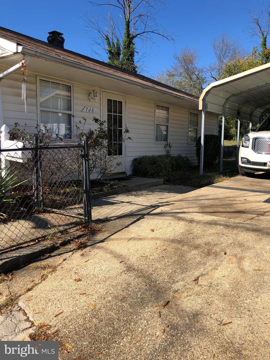 3bedrooms, Den, and bath, open floor plan, nice size bedrooms, carport with driveway, large backyard, five minutes from the Nat'l Harbor, shopping mall, and much, much more