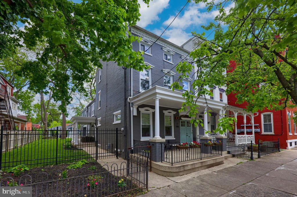 Photo of 140 E LEMON ST, LANCASTER, PA 17602 (MLS # PALA2034700)