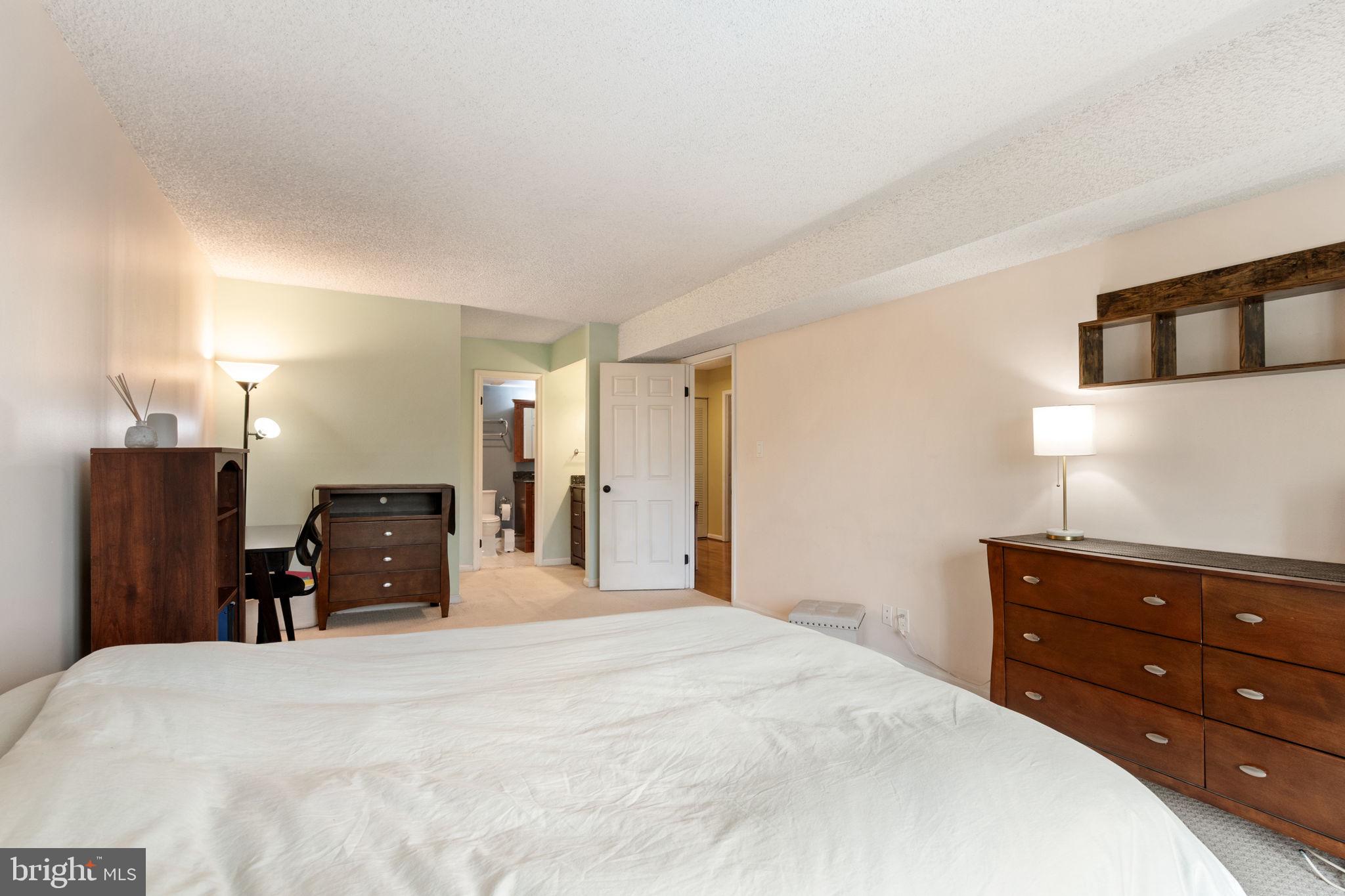 LAKESIDE PLAZA - Residential