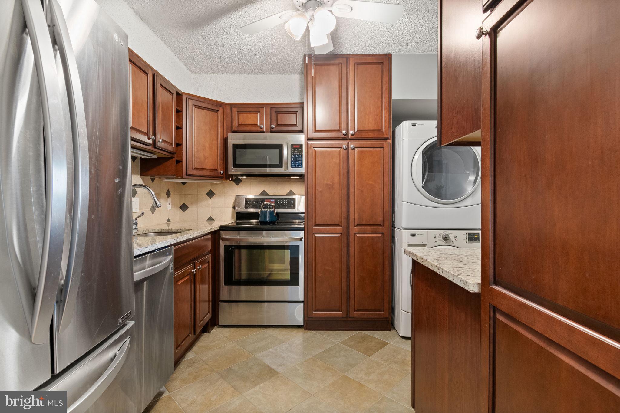 LAKESIDE PLAZA - Residential