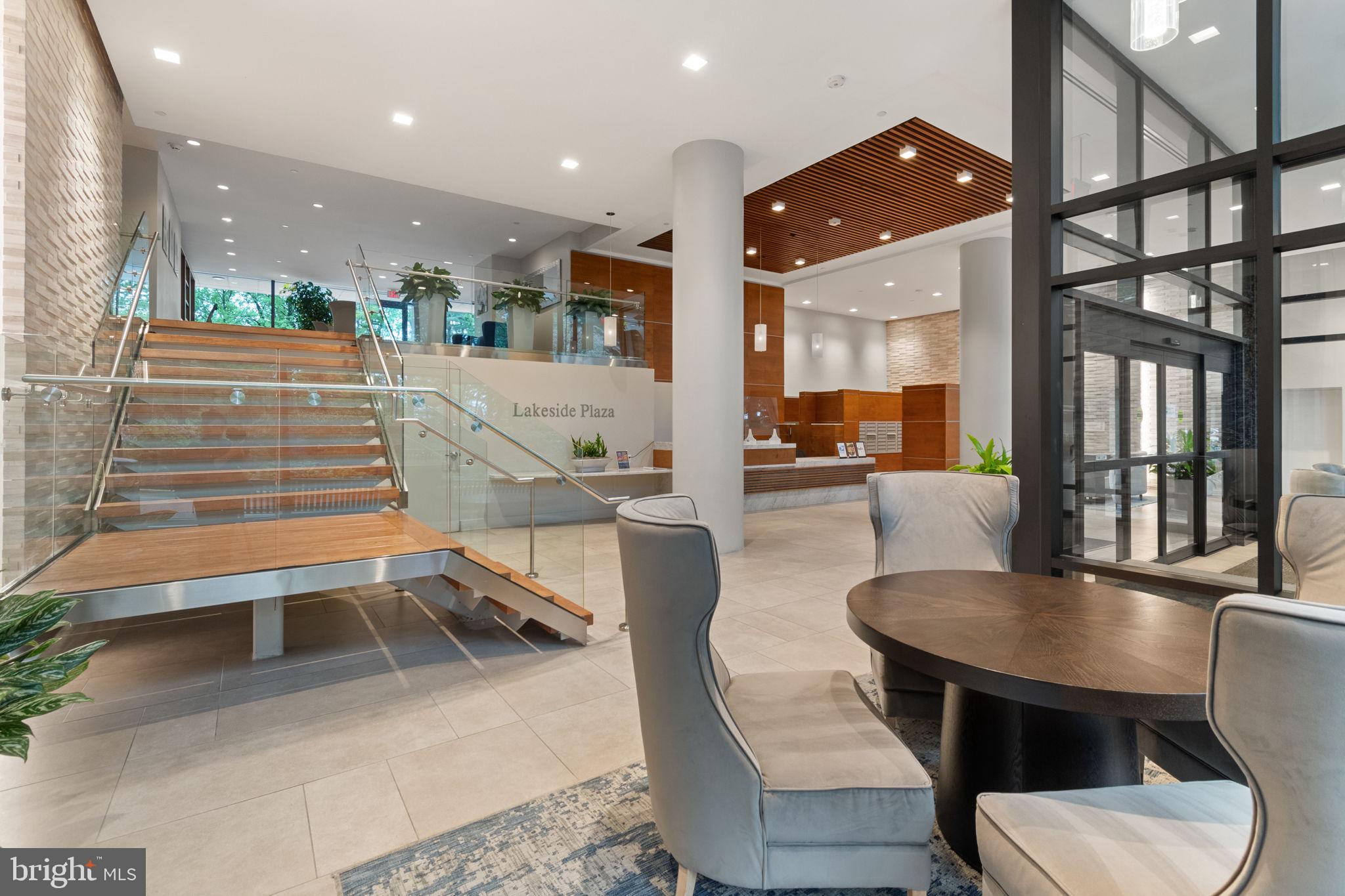 LAKESIDE PLAZA - Residential