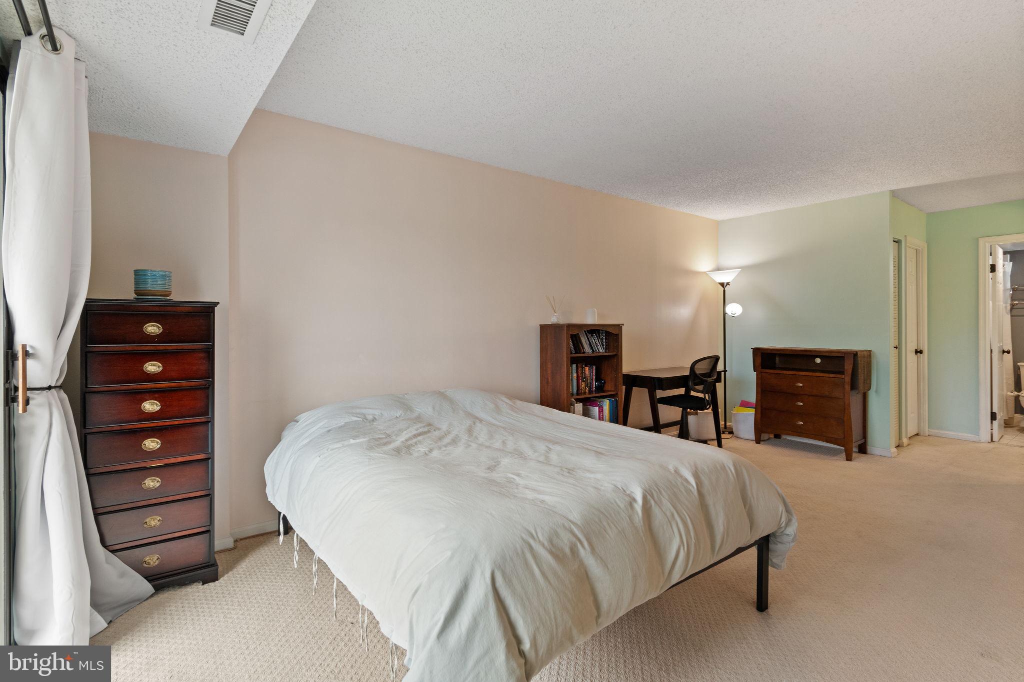 LAKESIDE PLAZA - Residential