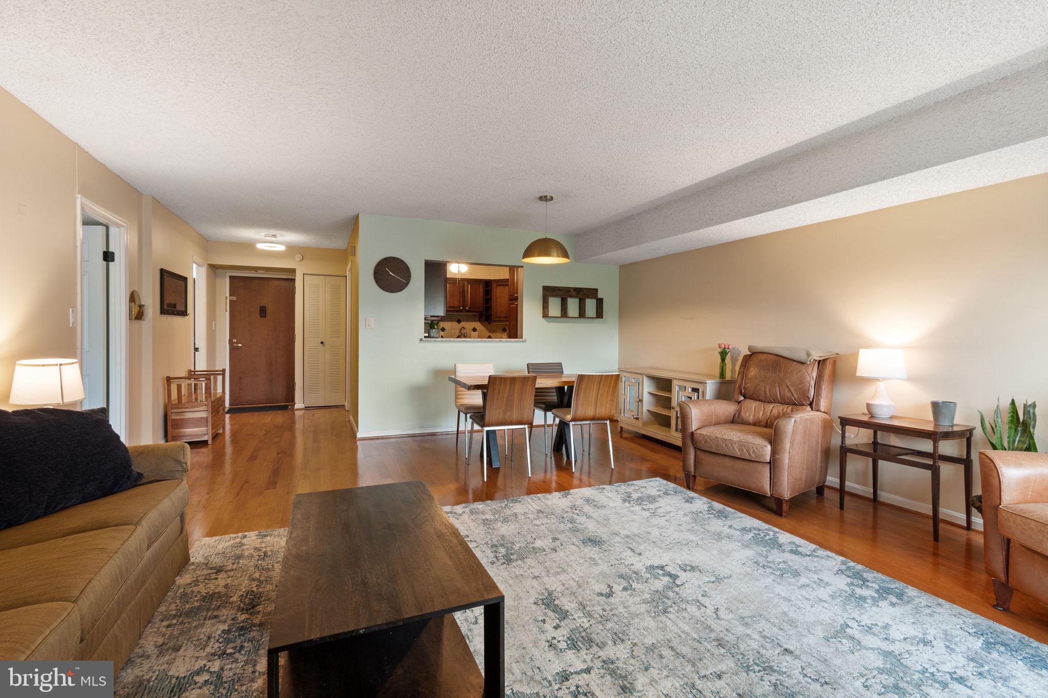 LAKESIDE PLAZA - Residential