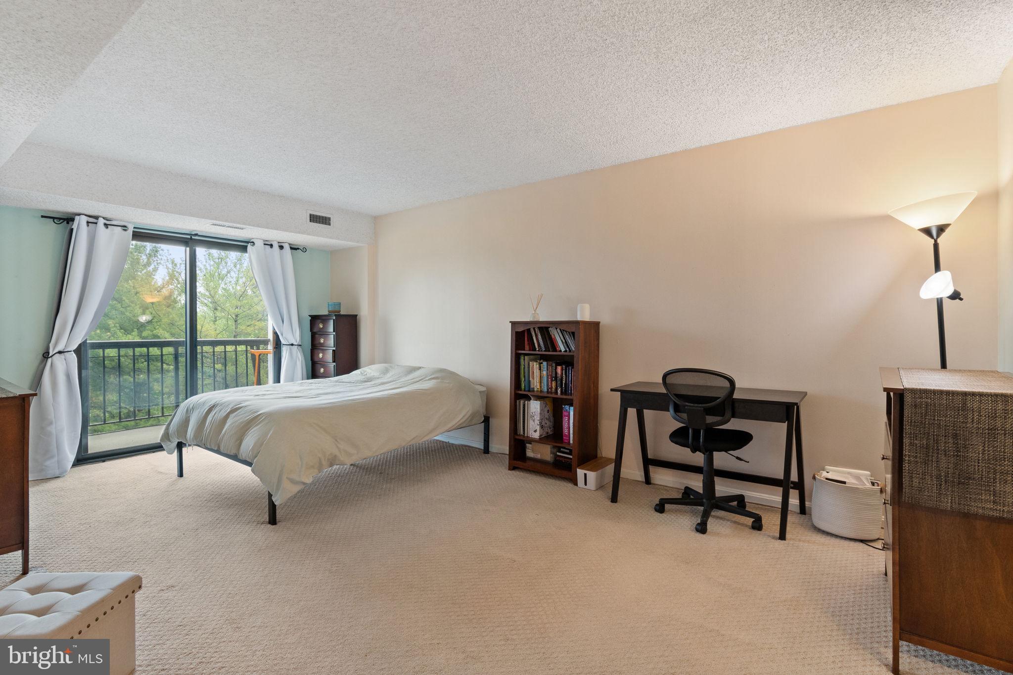 LAKESIDE PLAZA - Residential