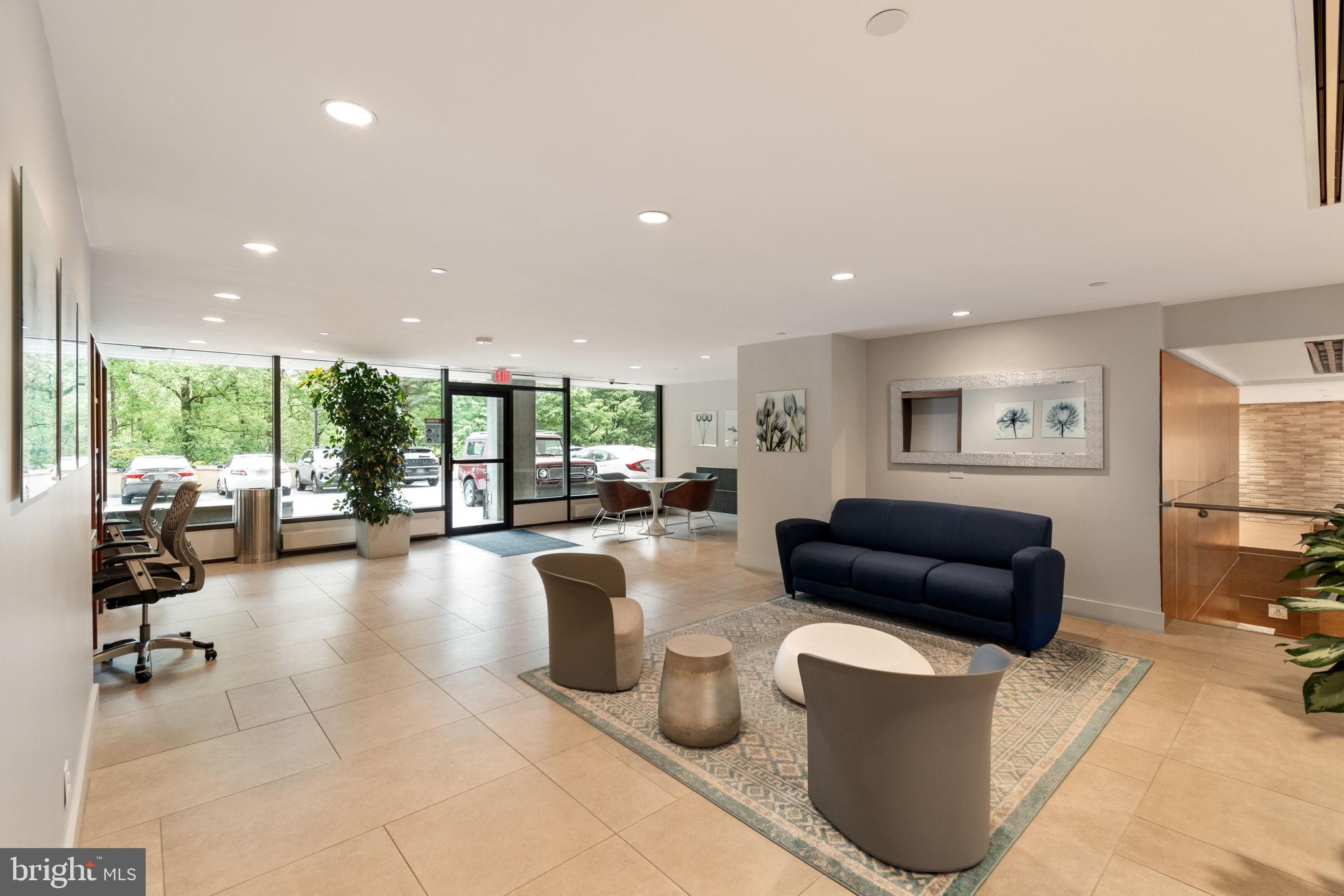 LAKESIDE PLAZA - Residential