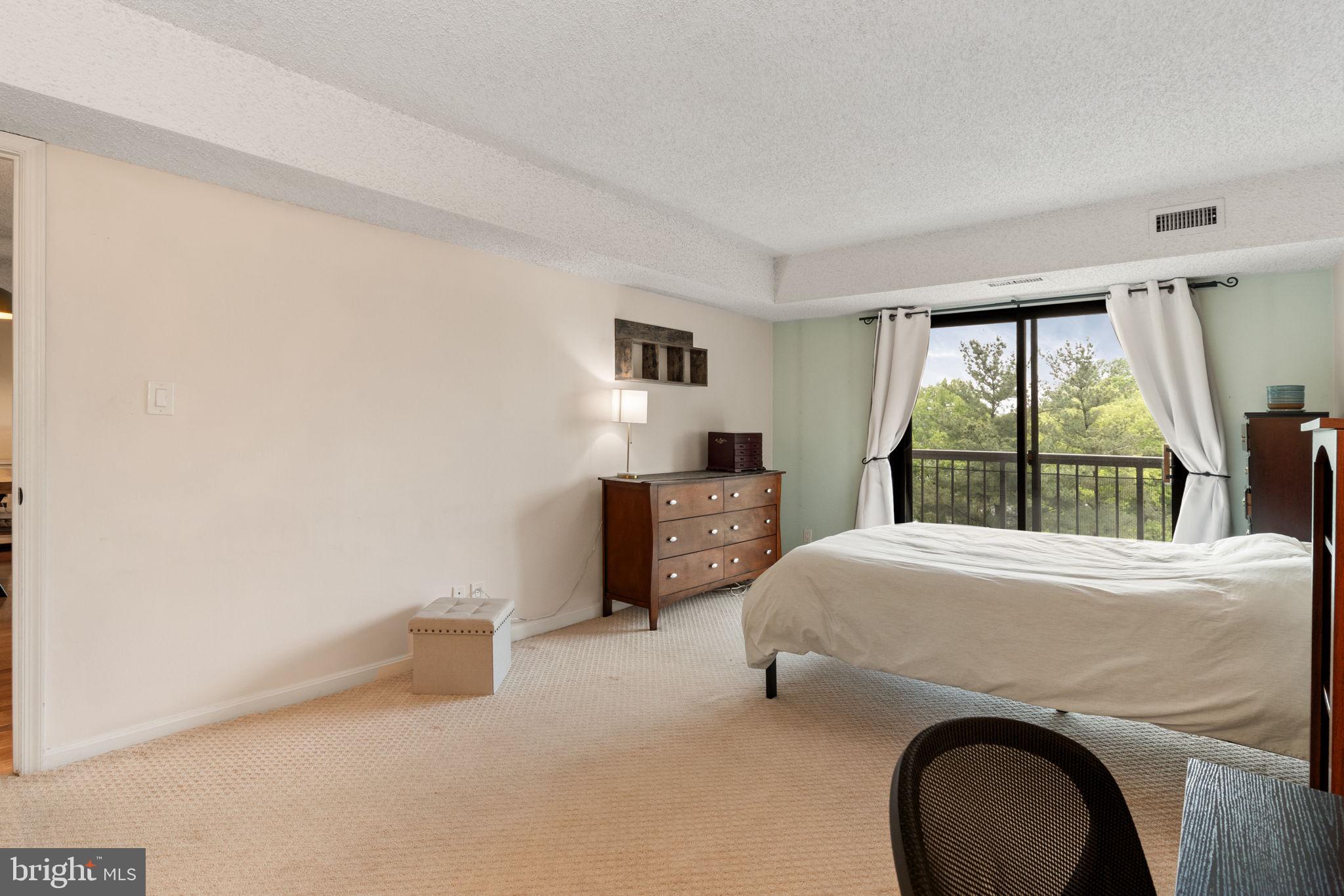 LAKESIDE PLAZA - Residential