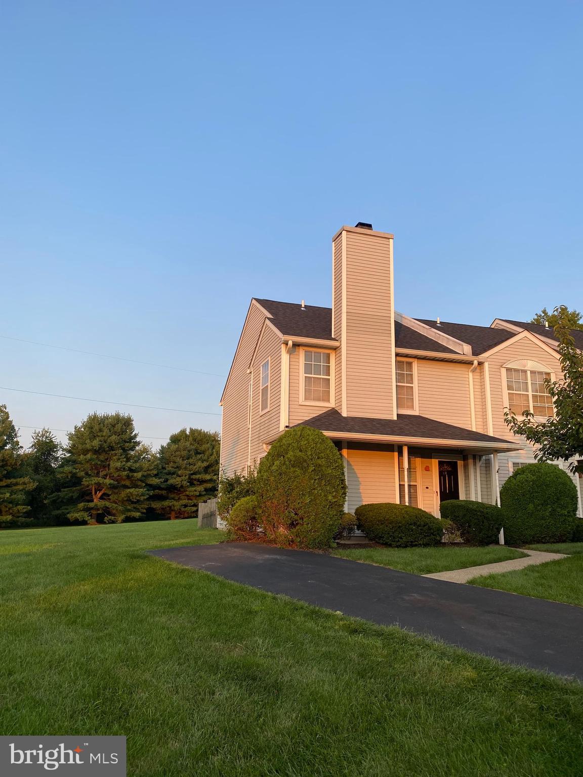 start to show and available on september 19th,2022.
Beautiful upgraded sunny and bright two beds and 2 &1/2 baths end unit townhouse located at Country Bend near Newtown Boro. Opened Hardwood floor first floor has family room with fireplace and formal dining together. Good size Gourmet kitchen with double glass door to back yard with trex deck, overlook good view open space. Laundry room at first floor. Second floor offers laminated floor and two upgraded full baths and two bedrooms. Council Rock School district. Walking distance to Newtown Boro. , shopping central and 5 minutes drive to I-95 & quick access to US-1& turnpike. Association offers snow removal , lawn maintenance and tennis court. Just move-in and enjoy it. No Pets.