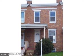 Newly renovated townhouse with 3 levels. available immediately