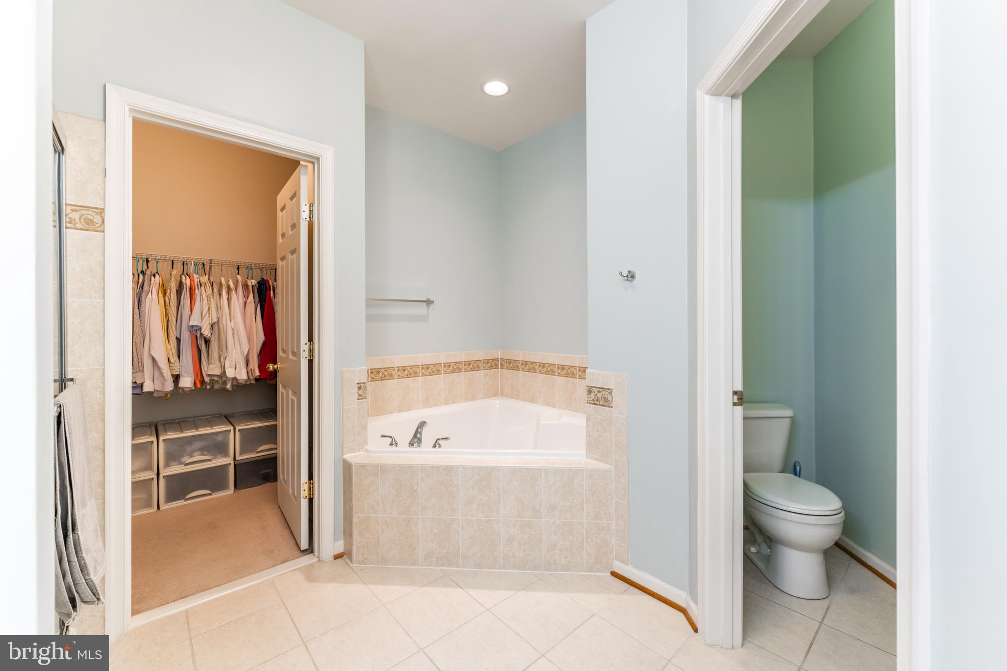 KENDALL OVERLOOK CONDOMINIUMS - Residential